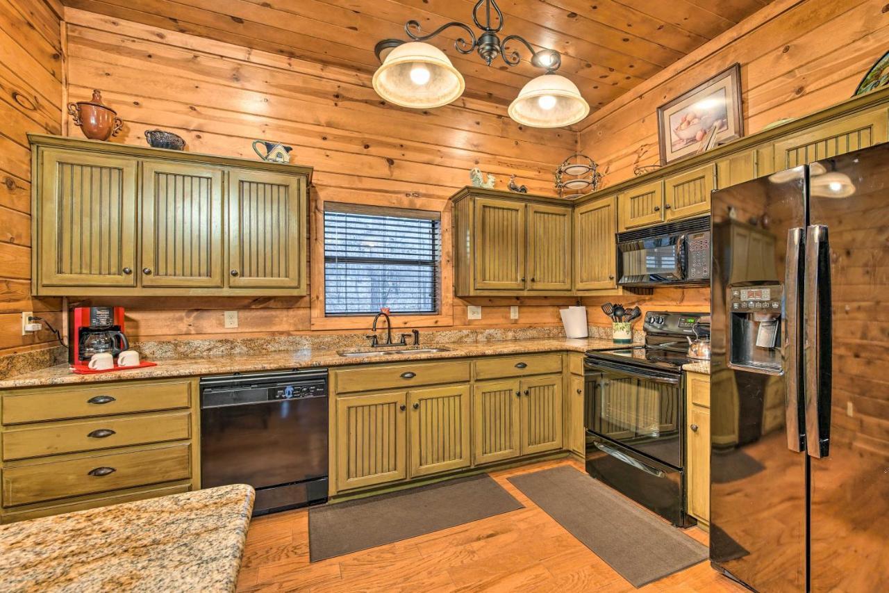 Broken Bow Cabin With Deck, Hot Tub And Fire Pit! Eksteriør billede