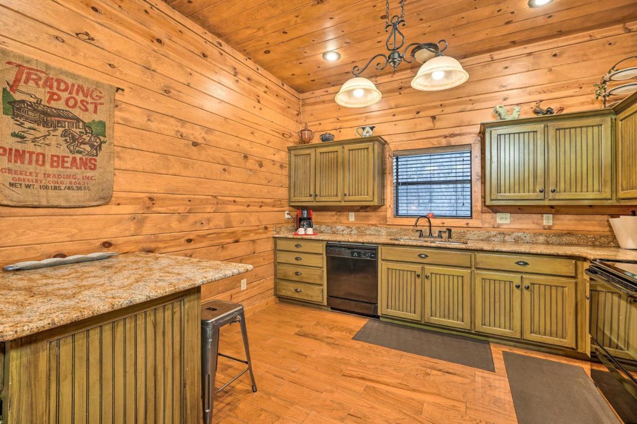 Broken Bow Cabin With Deck, Hot Tub And Fire Pit! Eksteriør billede