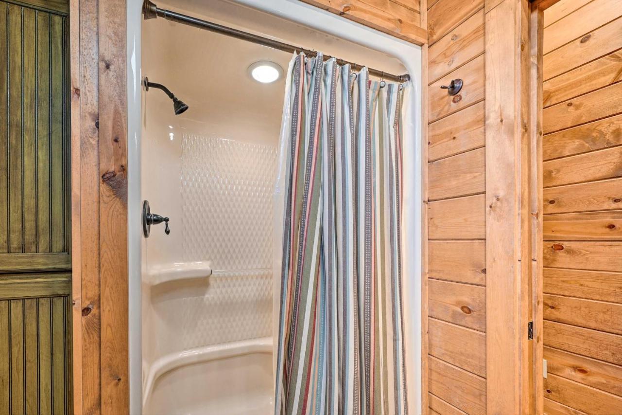 Broken Bow Cabin With Deck, Hot Tub And Fire Pit! Eksteriør billede