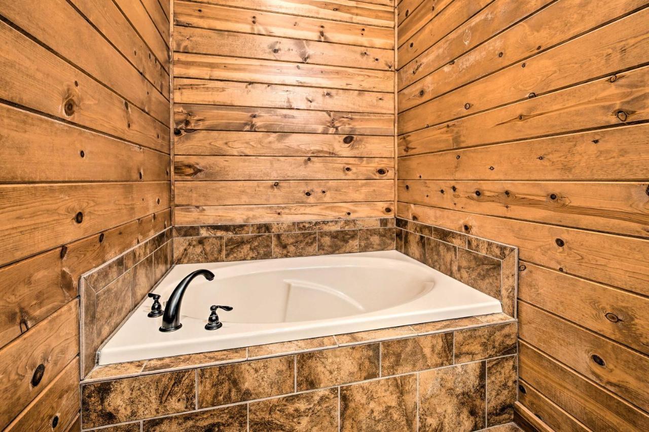 Broken Bow Cabin With Deck, Hot Tub And Fire Pit! Eksteriør billede